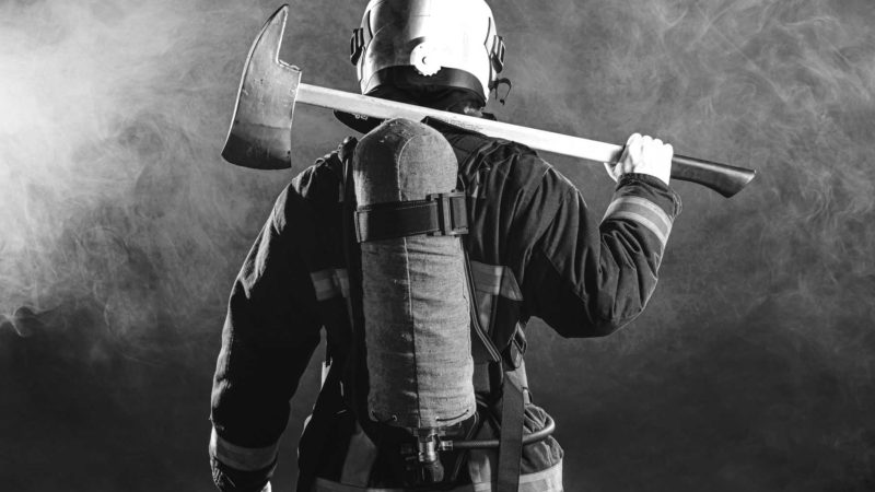 bombero con extintor