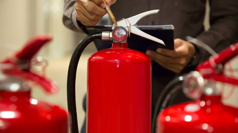 ¿Qué tipo de extintores son los más adecuados para el hogar? 5 engineers are checking fire extinguishers