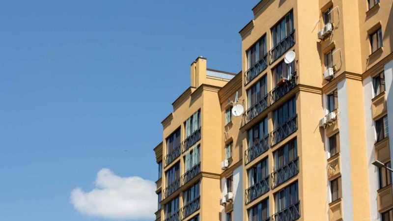 Materiales intumescentes, ¿qué son y cuántos tipos hay? 4 apartment building on background of blue sky