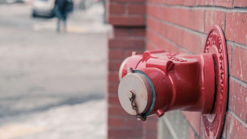 Protección activa contra incendios: ¿qué es y qué tipos hay? 3 fire department water hydrant on brick wall
