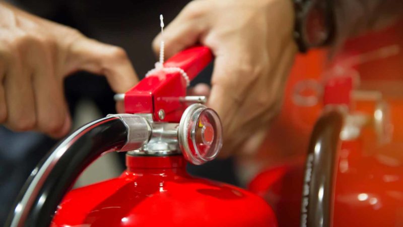Las diferencias entre los extintores de España y U.S.A. 5 engineers are pull the safety pin of fire extinguishers